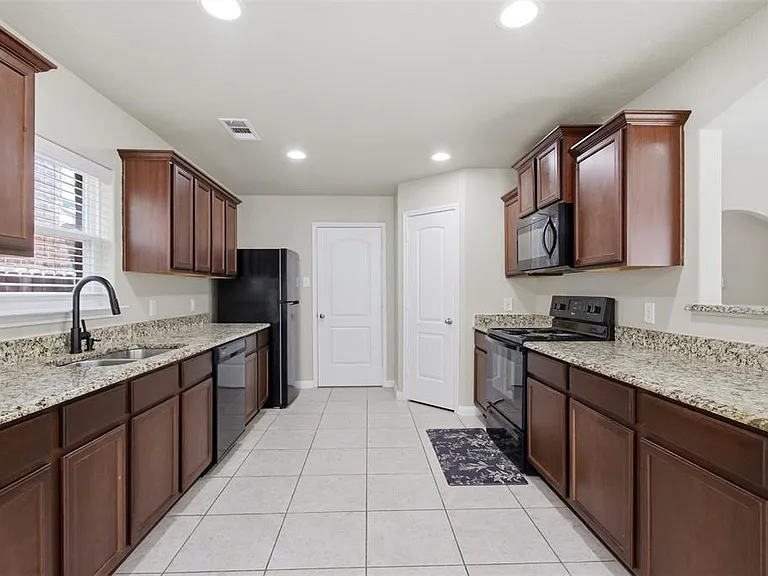 230 Silverleaf Dr — Photo 8