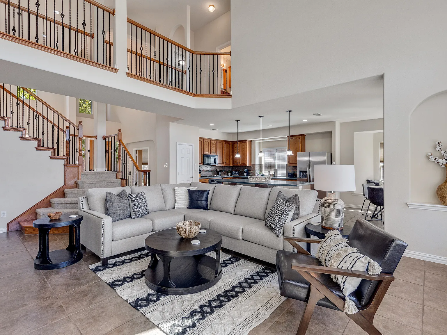4 bed, 3.5 bath, 3202 sqft, $7,970 — Photo 4