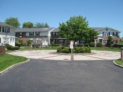 1st image of 308 Kensington Ln