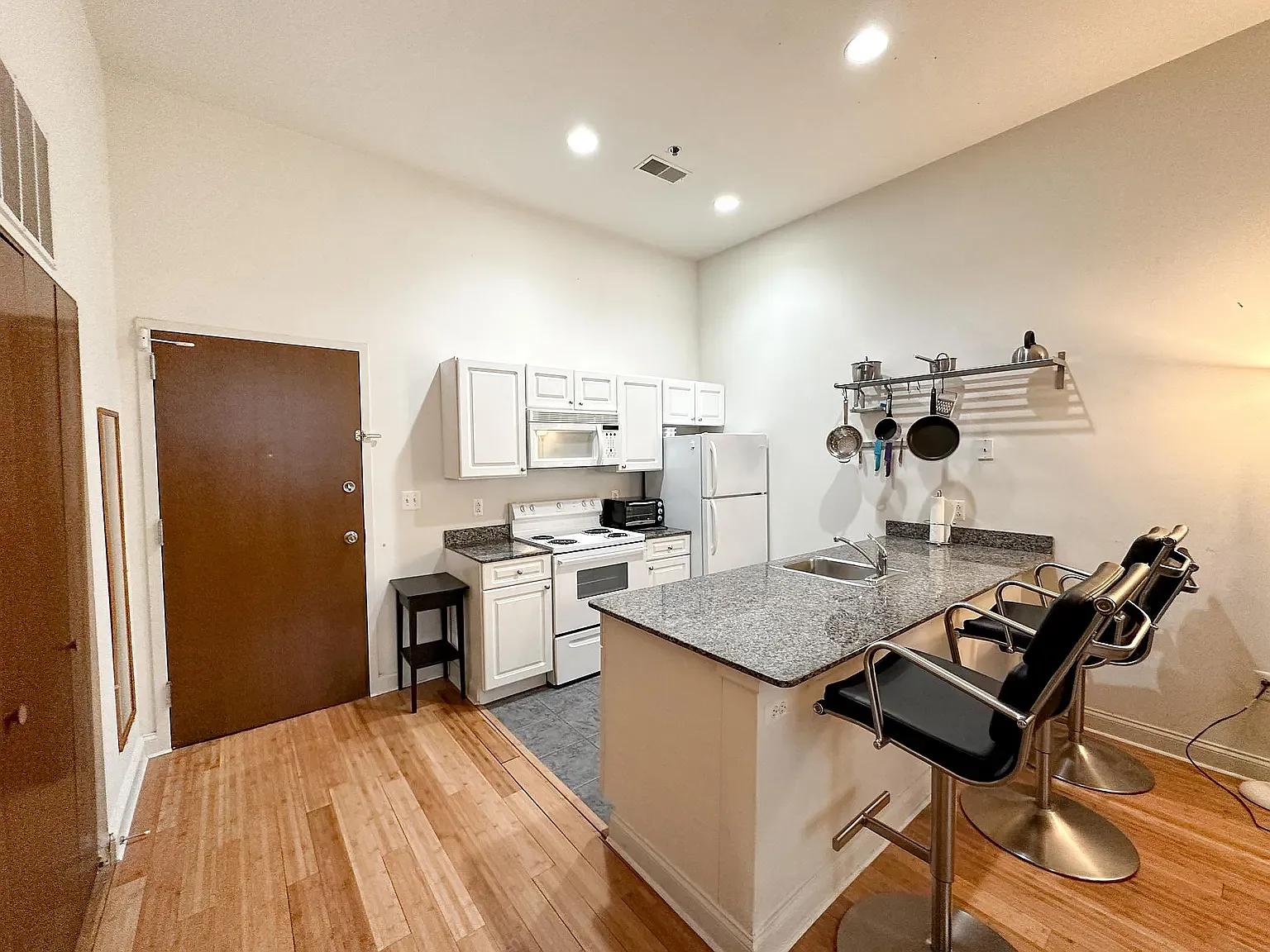 1 bed, 566 sqft, $1,950 — Photo 1