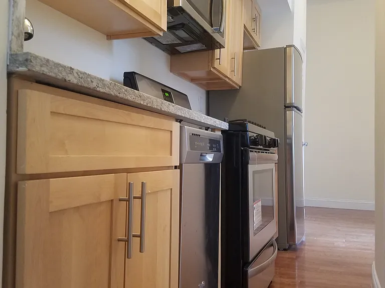 300 W 49th St #102 — Photo 4