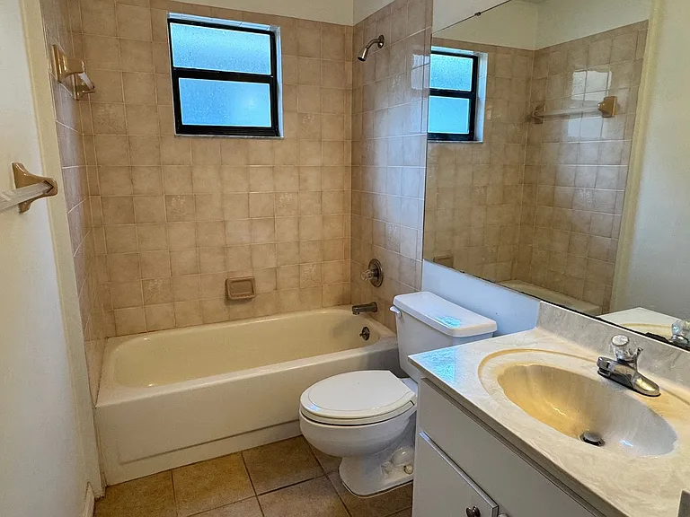 2122 NE 39th Ave — Photo 16