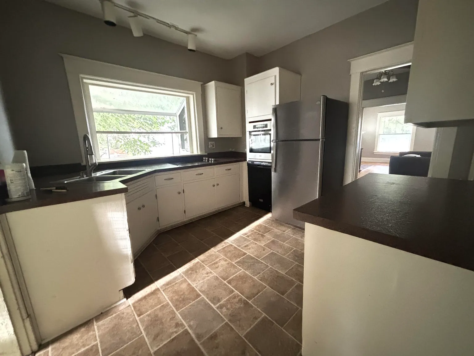 2 bed, 1.0 bath, 1182 sqft, $1,695 — Photo 3