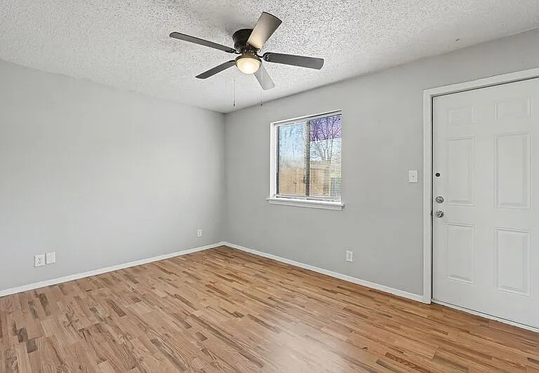 1037-1045 S Happy Hollow Rd — Photo 11