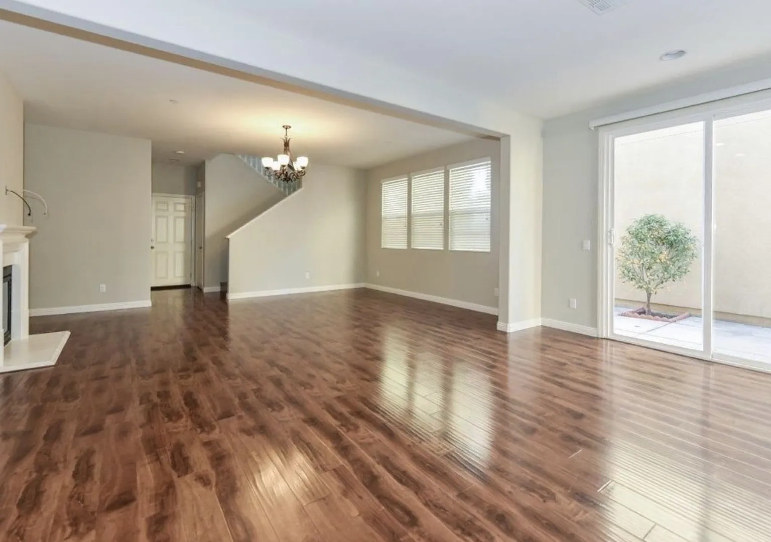 Stunning Stand-Alone 4-Bedroom, 2.5-Bathroom Townhome — Photo 3