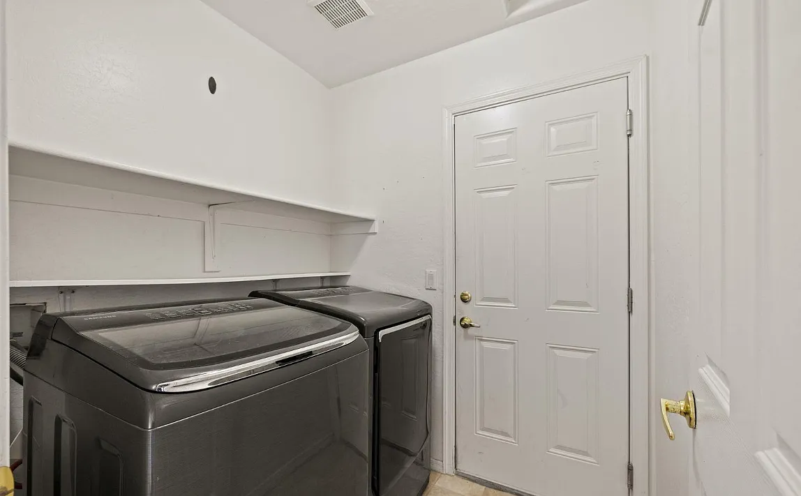 3 bed, 1268 sqft, $2,350 — Photo 4