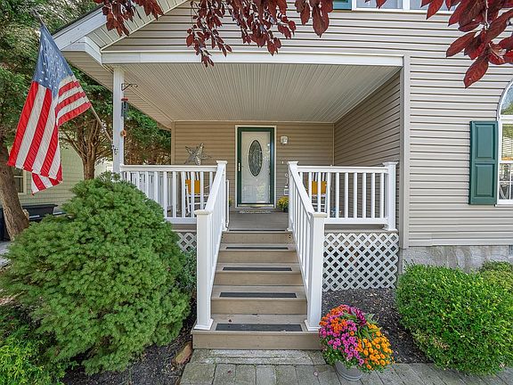 3rd image of 418 Fern Rd