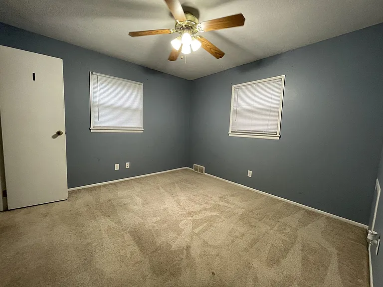 4303 S 61st Ave — Photo 4