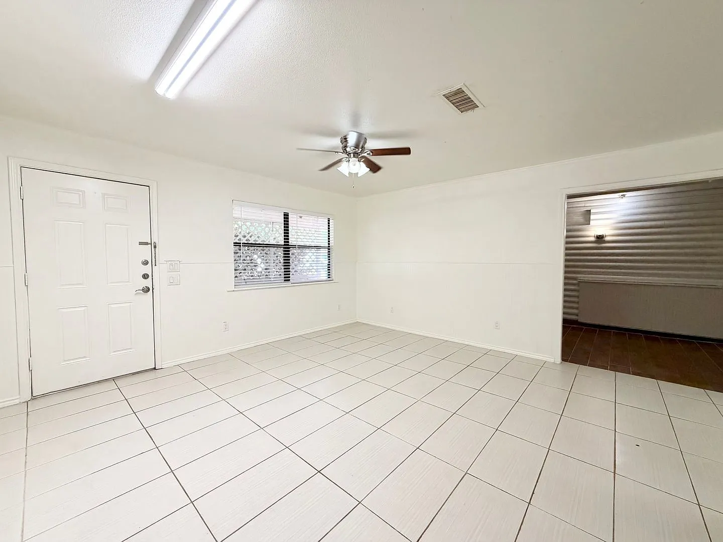 Quaint 3 bedroom, 1.5 bath in Euless — Photo 2