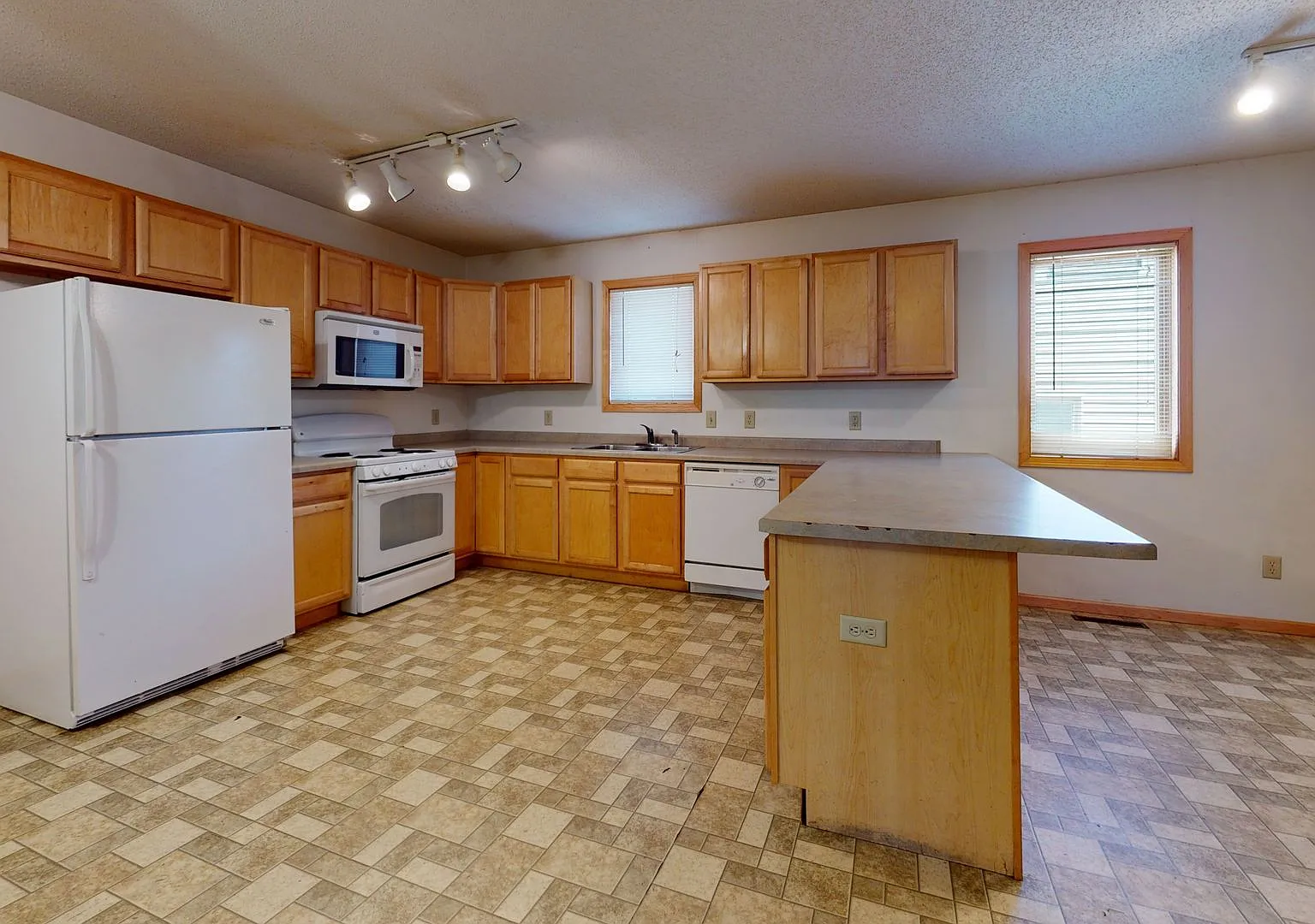 412 4th St SE — Photo 2
