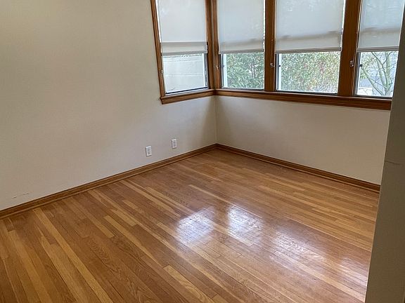 5th image of 935 N Evergreen St