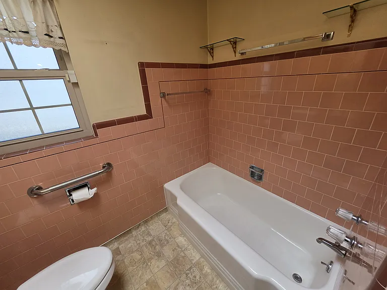 1744 Wesley Ave — Photo 23