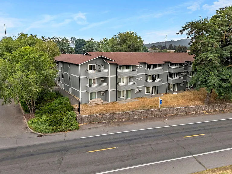 River Court Apartments - Updated Units With A View! — Photo 1