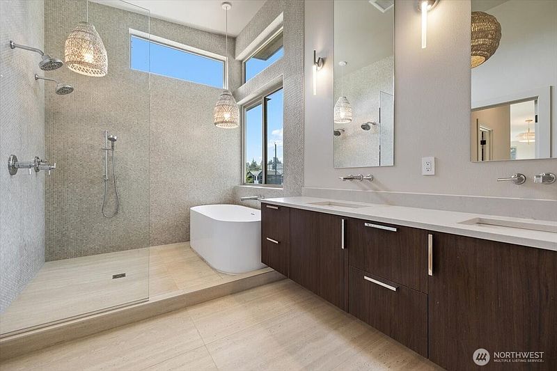 5th image of 3454 33rd Avenue W