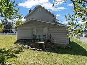 3rd image of 223 E Maple St
