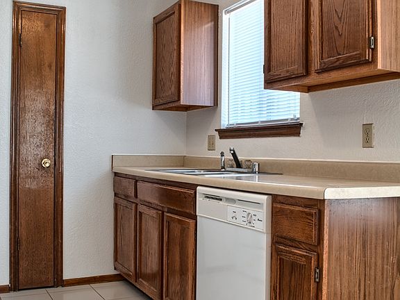 5th image of 4868 Maureen Cir