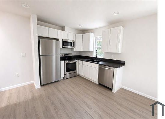 3rd image of 1016 N Pioneer Ave #A