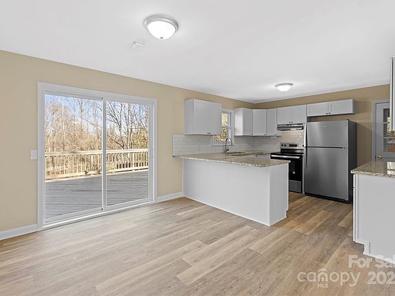 4th image of 2142 Fairview Ave