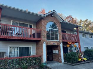 27083 Oakwood Cir APT 216X, Olmsted Twp, OH 44138