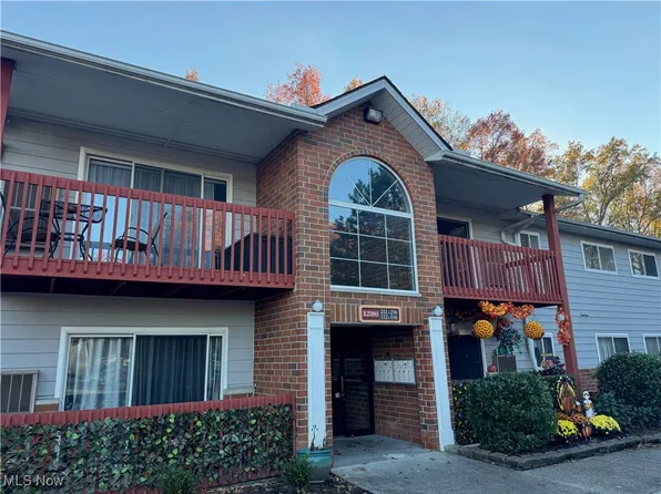 27083 Oakwood Cir APT 216X, Olmsted Twp, OH 44138