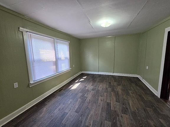 11th image of 236 Clyde St