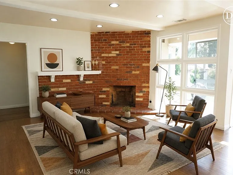 5540 Balboa Blvd — Photo 3