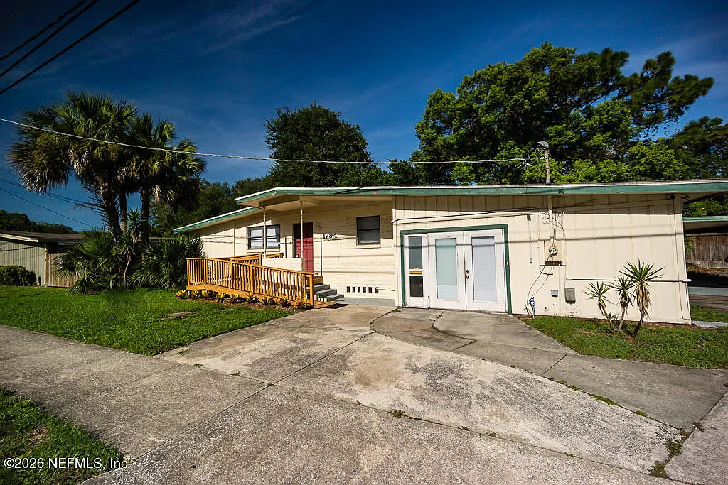 3 bed, 2.0 bath, 2224 sqft, $2,400 — Photo 1