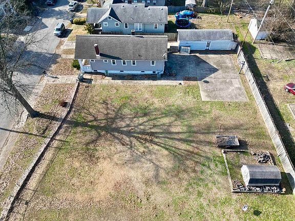 3rd image of 1108 E Blackford Ave