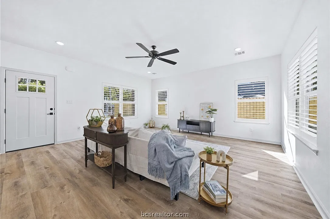 3 bed, 1600 sqft, $2,400 — Photo 4