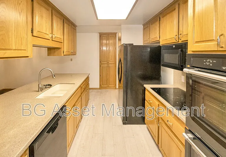 2901 Doidge Ave — Photo 6