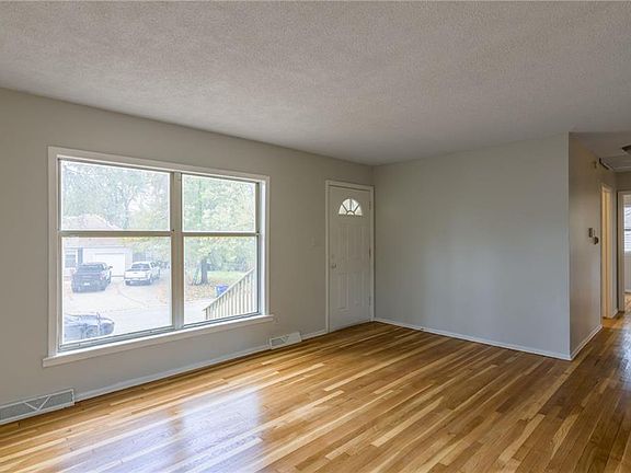 4th image of 614 NW Village Dr