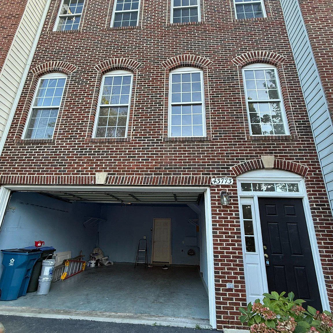 3 bed, 2.5 bath, 2550 sqft, $3,300 — Photo 1