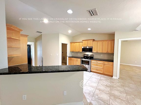 4th image of 833 SE Lansdowne Ave