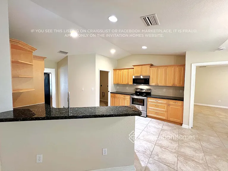833 SE Lansdowne Ave — Photo 4