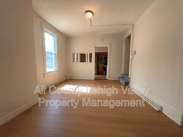 1141 Emmett St — Photo 3