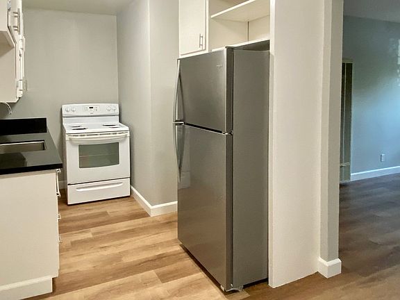 5th image of 413 N Rengstorff Ave APT 1