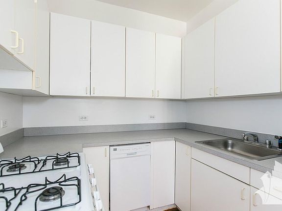 4th image of 826 W Waveland Ave