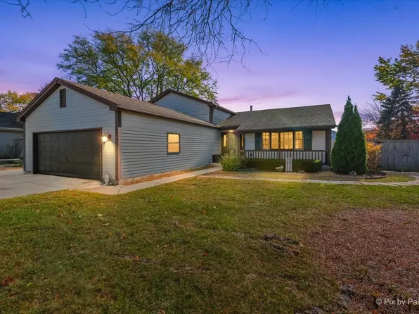 1035 Shadowood Ln, Crystal Lake, IL 60014