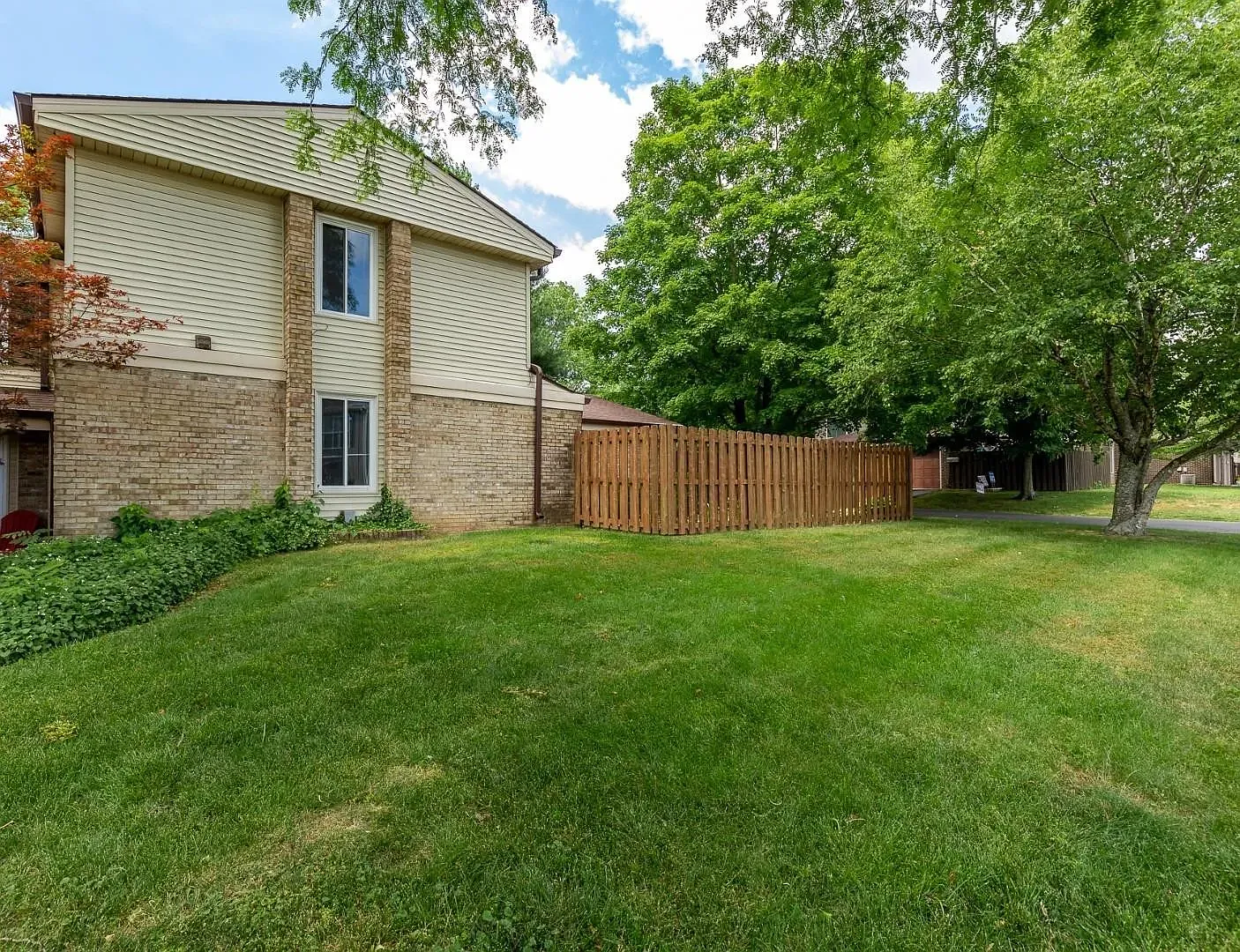 2 bed, 1.5 bath, 1104 sqft, $1,550 — Photo 2