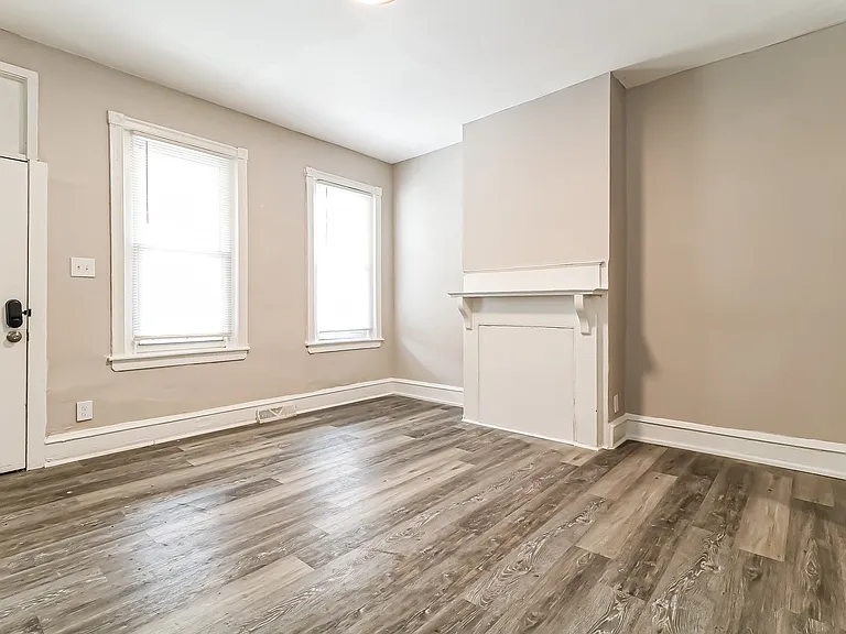 1595166_019_living_room_13040215.jpg