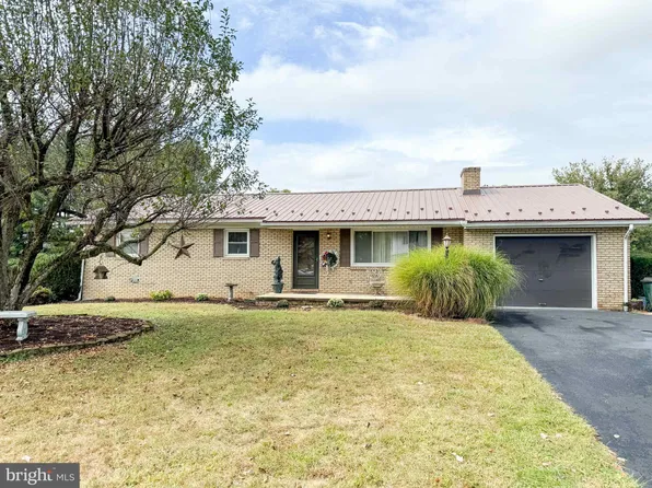 2951 Jefferson Dr, Chambersburg, PA 17201