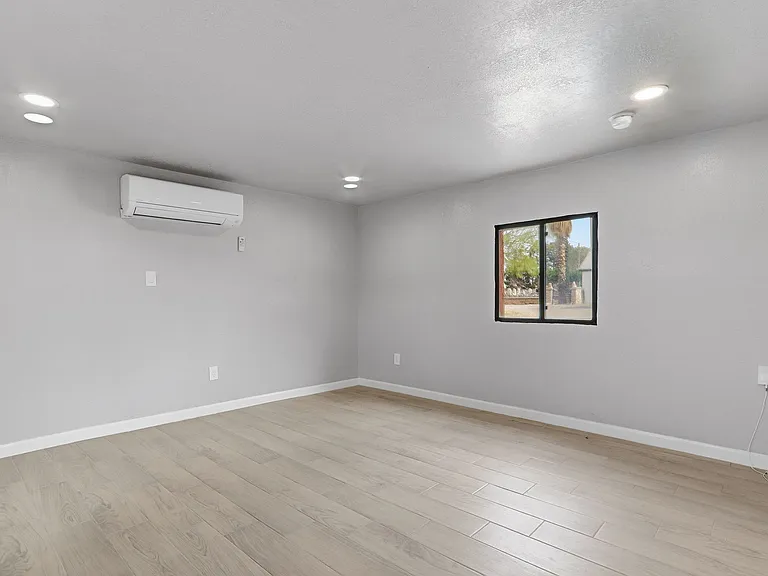 593 Myra St — Photo 13