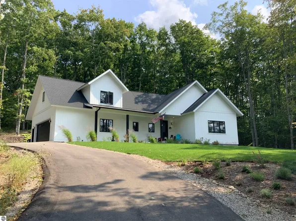 13033 S Martin Ln, Empire, MI 49630
