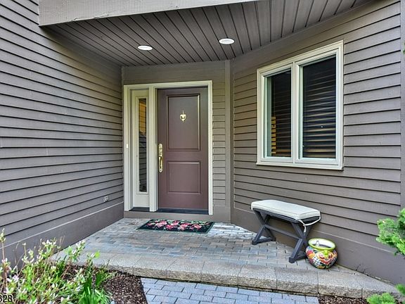 3rd image of 30 N Bayard Ln