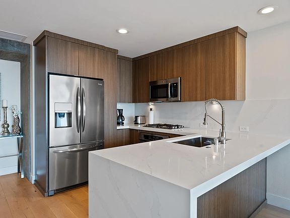 3rd image of 800 The Mark Ln Unit 1408