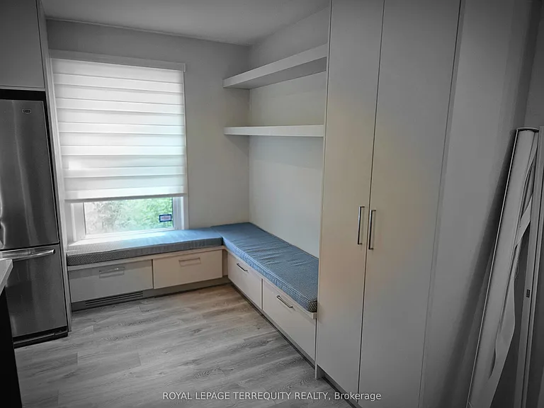 2067 Obeck Cres — Photo 9