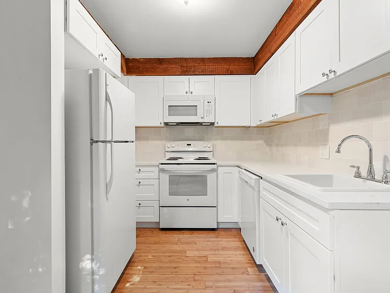 6780 SW Canyon Ter #3 — Photo 3