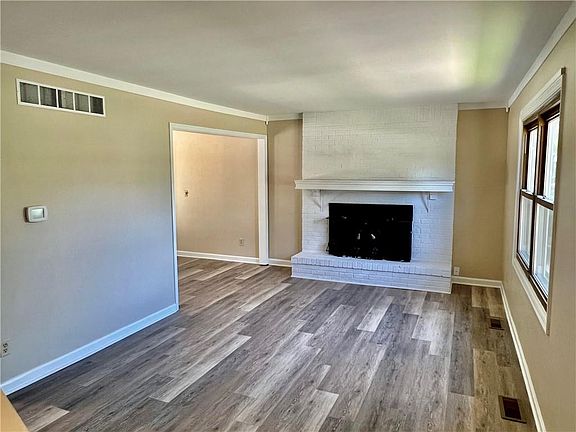 4th image of 214 Fox Cir E