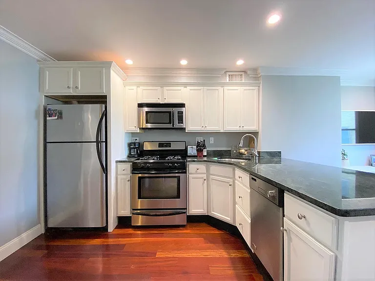 523 E 2nd St #2 — Photo 2