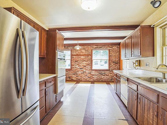 5th image of 1391 Canterbury Way